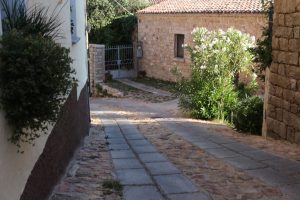 Una strada di Aggius in pavè
